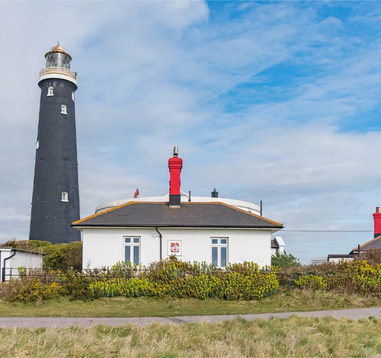 Photo of West Cottage in Dungeness, with the famous roundhouse next to it