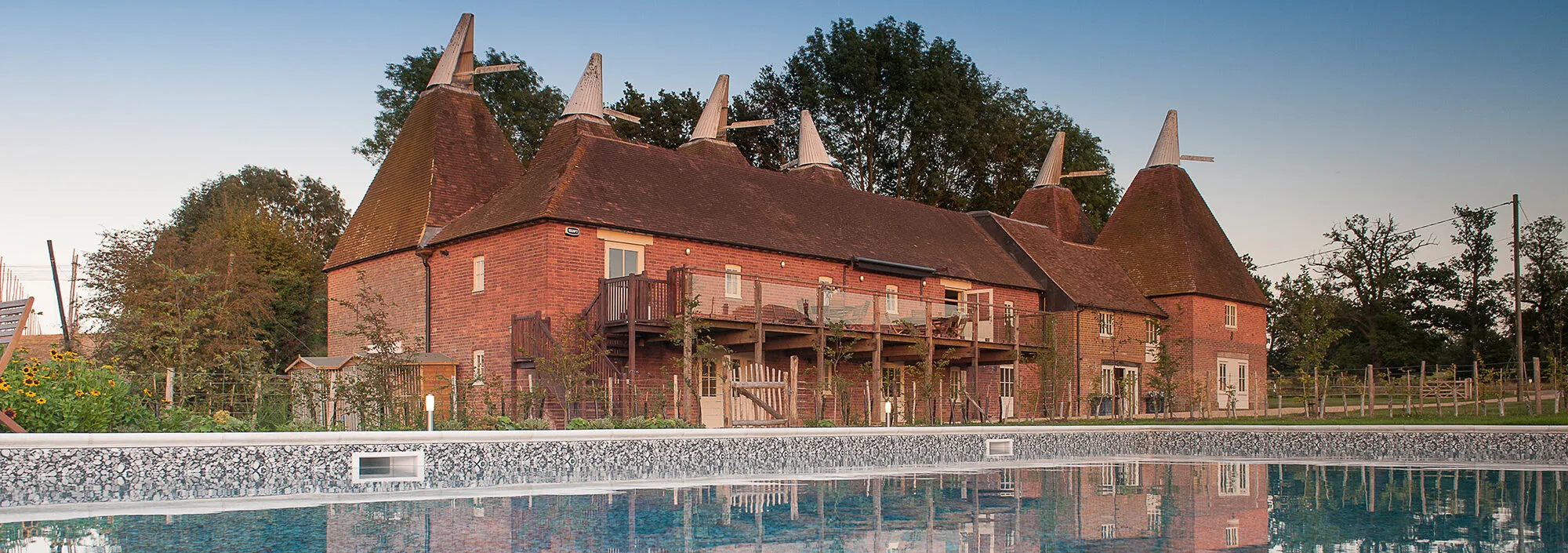 Finchcocks Oast in Goudhurst is a wonderful venue for weddings, family reunions or friends. The swimming pool provides hours of entertainment as does the large open plan living space.