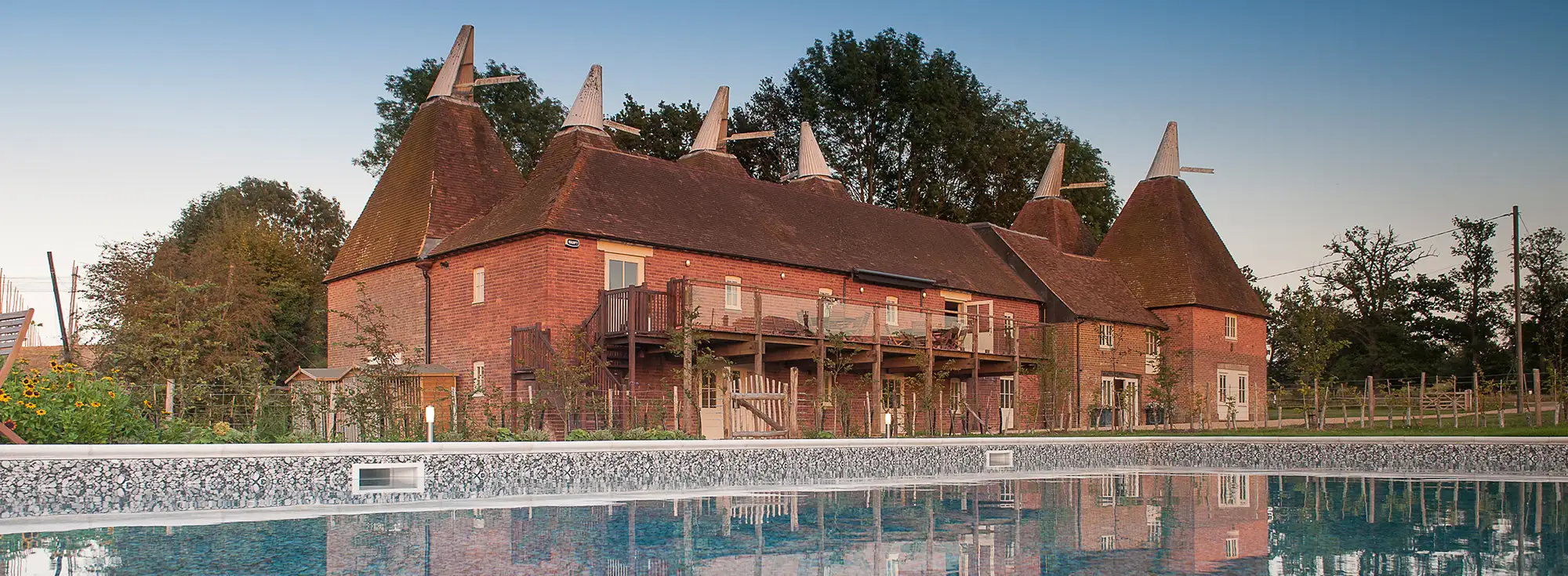Finchcocks Oast in Goudhurst is a wonderful venue for weddings, family reunions or friends. The swimming pool provides hours of entertainment as does the large open plan living space.